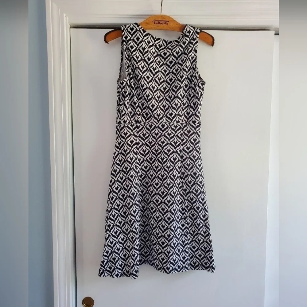 New York & Company Sleeveless Black White Geometic V-Neck Fit Flare Small Dress - Picture 3 of 12